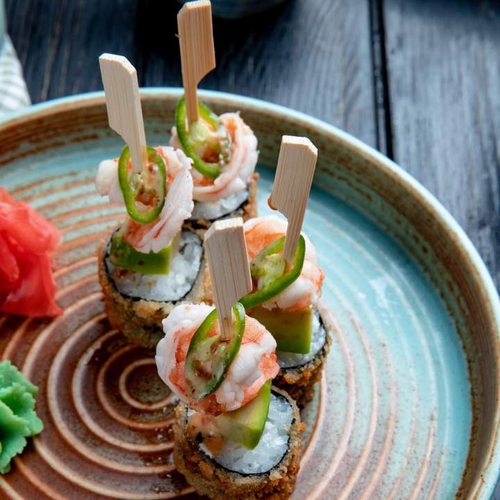 Dégustez nos savoureuses brochettes yakitori.